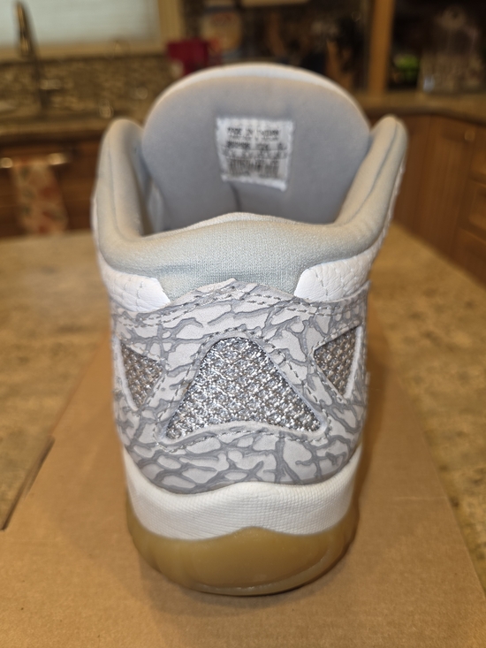 Jordan\'s 11 IE Low 1996 main image 5